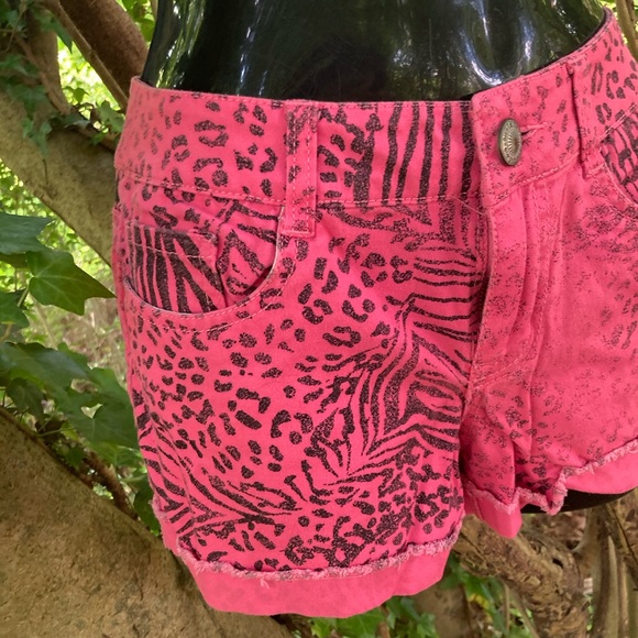 Hot Pink Leopard LEI Jrs 7 Distressed Shorts - Picture 2 of 12